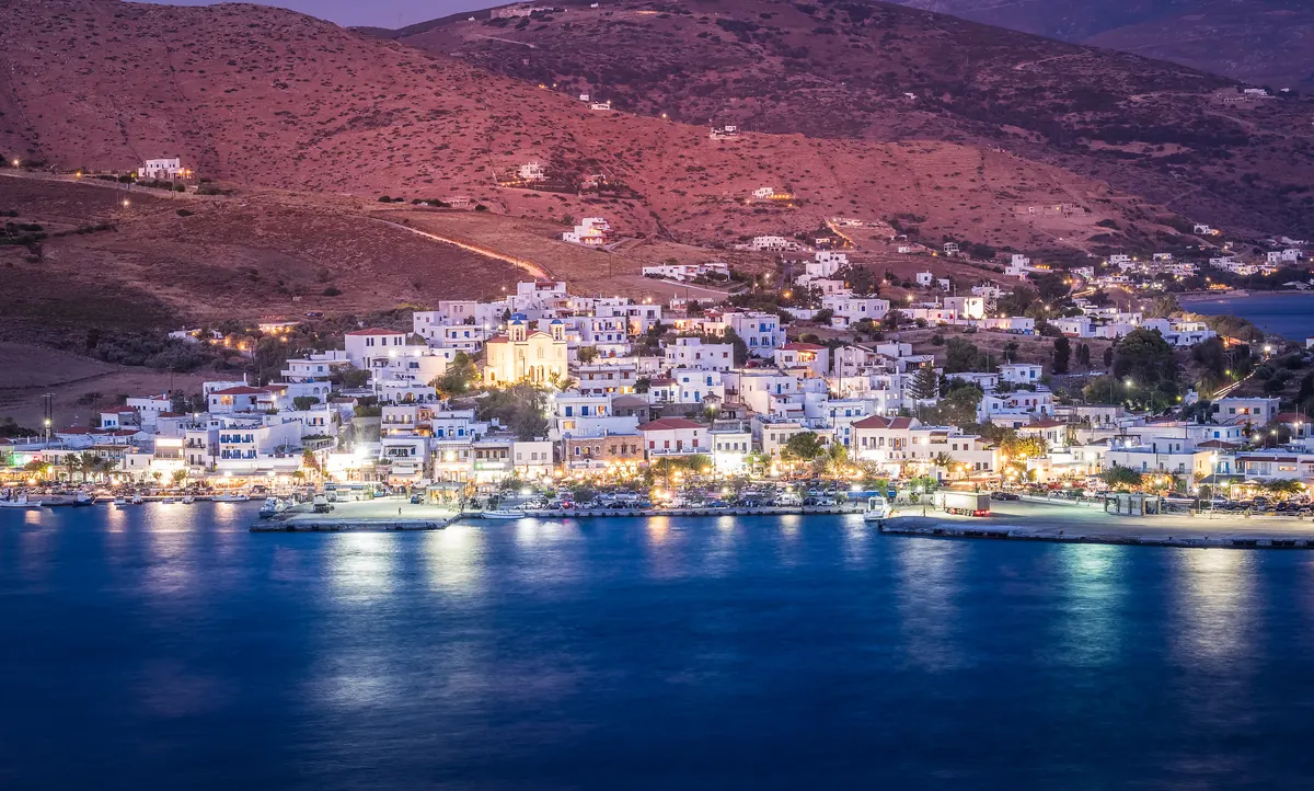 Το Γαύριο της Άνδρου το σούρουπο, ο οικισμός και το λιμάνι