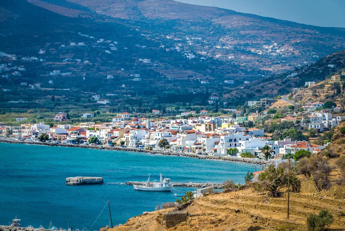 Το Κόρθι της Άνδρου, ο οικισμός και ο κόλπος με τις βάρκες