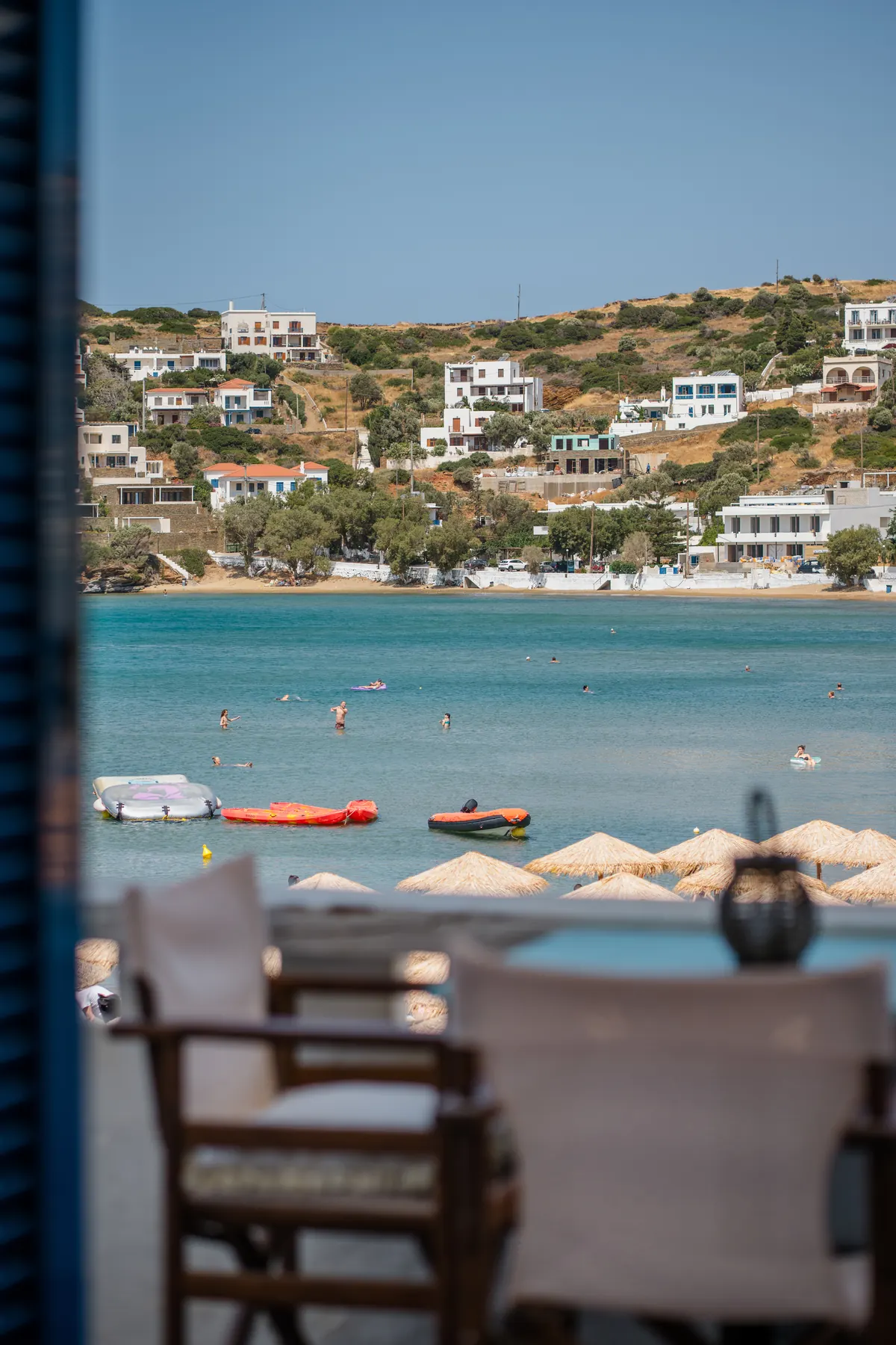 Η θέα προς την παραλία του Μπατσίου από το μπαλκόνι του διαμερίσματος, Άνδρος