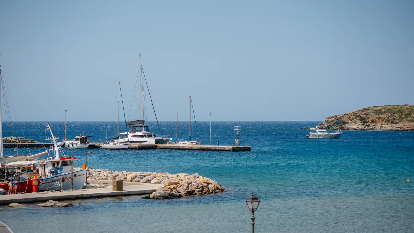 Το λιμανάκι του Μπατσίου με τα σκάφη, θέα από το διαμέρισμα, Άνδρος