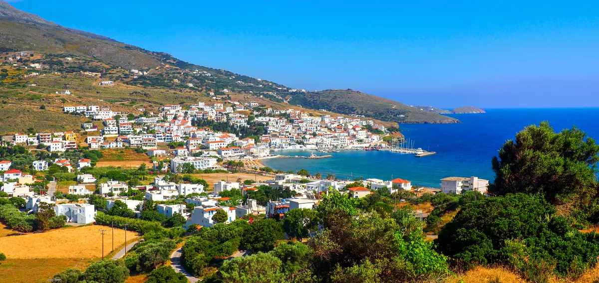 Πανοραμική θέα του Μπατσίου και του όρμου του από τους λόφους, με το λιμανάκι, Άνδρος