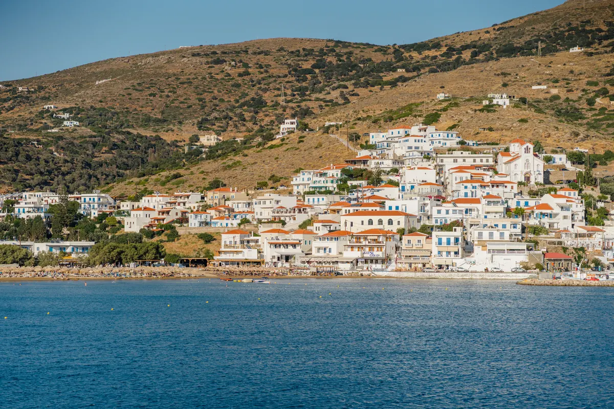 Το χωριό του Μπατσίου και η παραλία του από απέναντι, Άνδρος. Το Bella Vista Design Studios είναι στο μέτωπο της παραλίας, στο κέντρο της εικόνας.