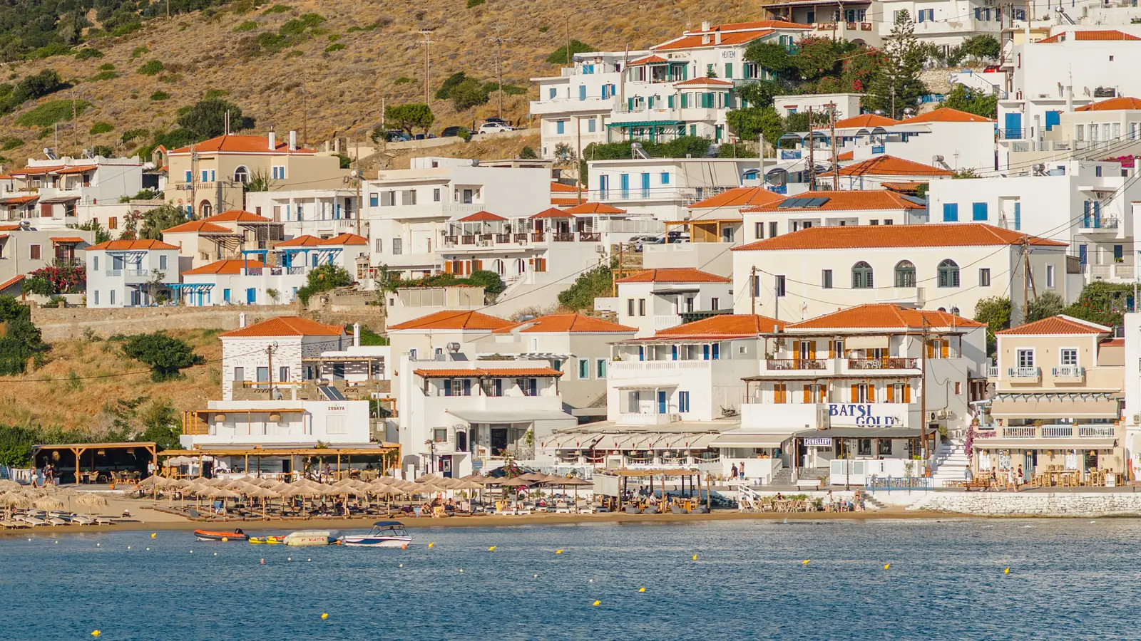 Τα σπίτια του Μπατσίου πάνω από την παραλία, Άνδρος