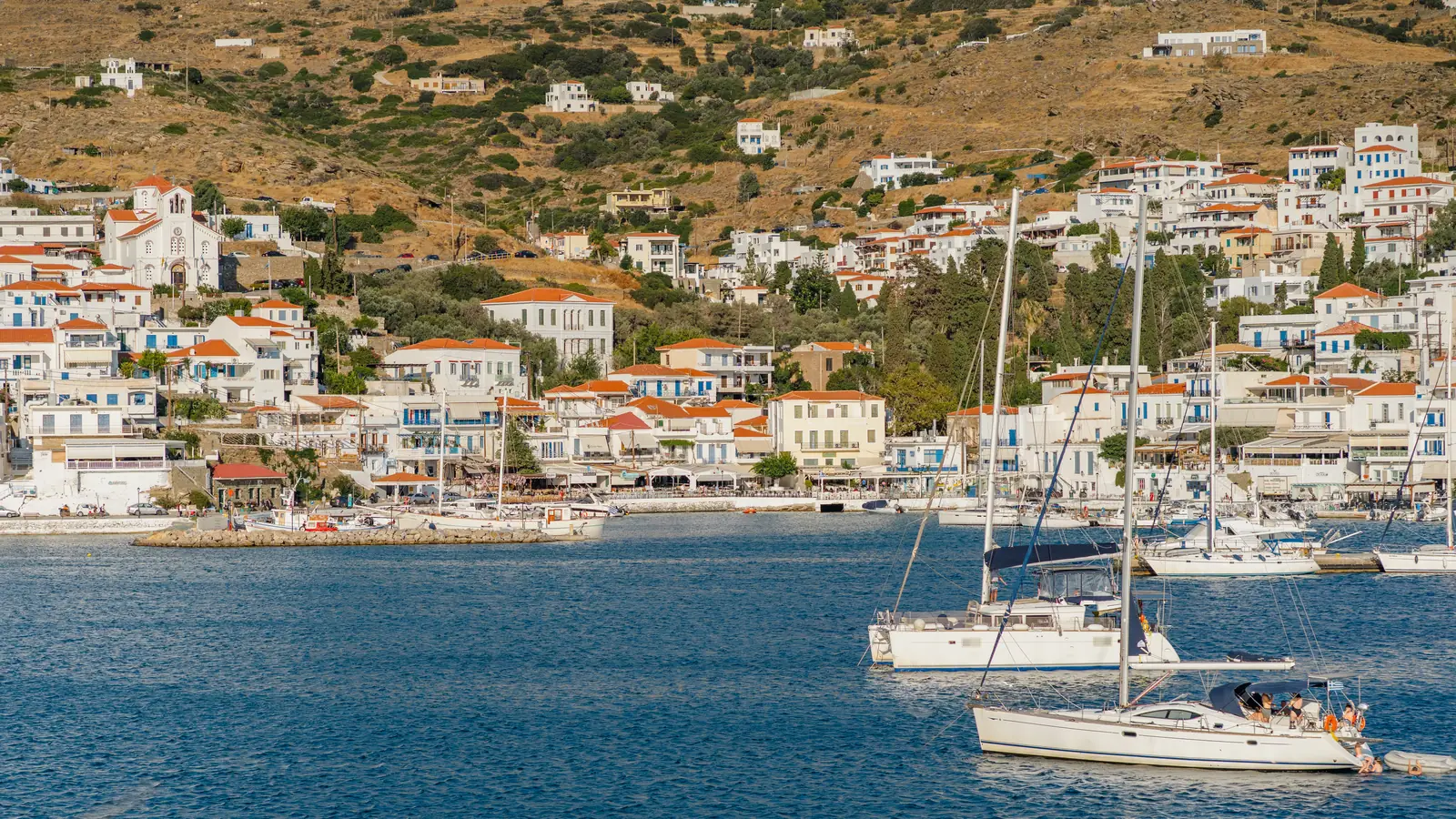 Ο οικισμός του Μπατσίου και ο όρμος του με τα ιστιοφόρα, Άνδρος