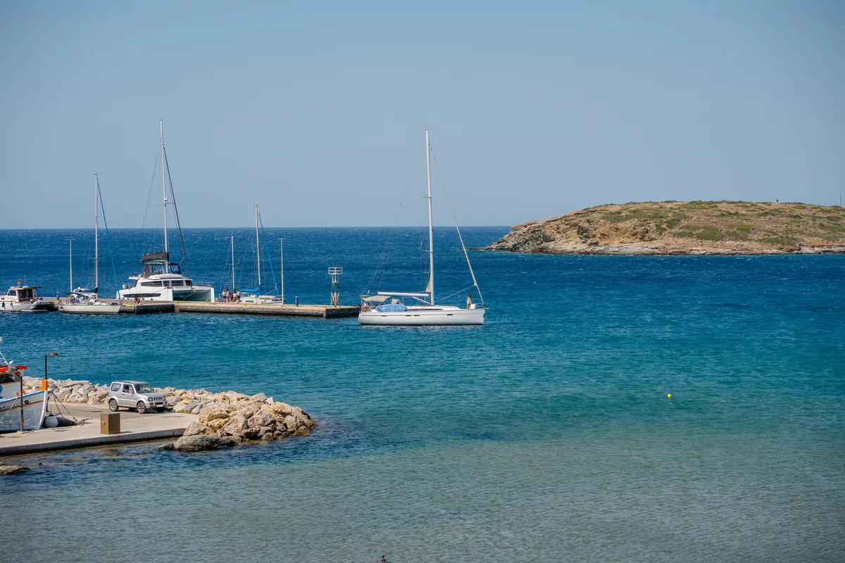 Η μαρίνα του Μπατσίου με τα ιστιοφόρα και το ακρωτήρι, Άνδρος