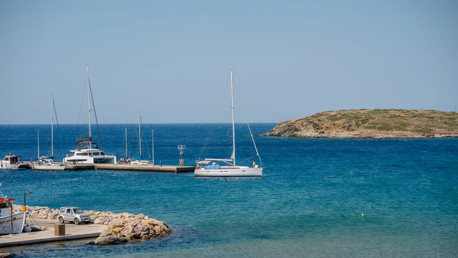 Η μαρίνα του Μπατσίου με τα ιστιοφόρα και το ακρωτήρι, Άνδρος