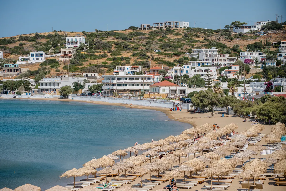Η παραλία του Μπατσίου από ψηλά, η σειρά με τις ομπρέλες και ο οικισμός, Άνδρος