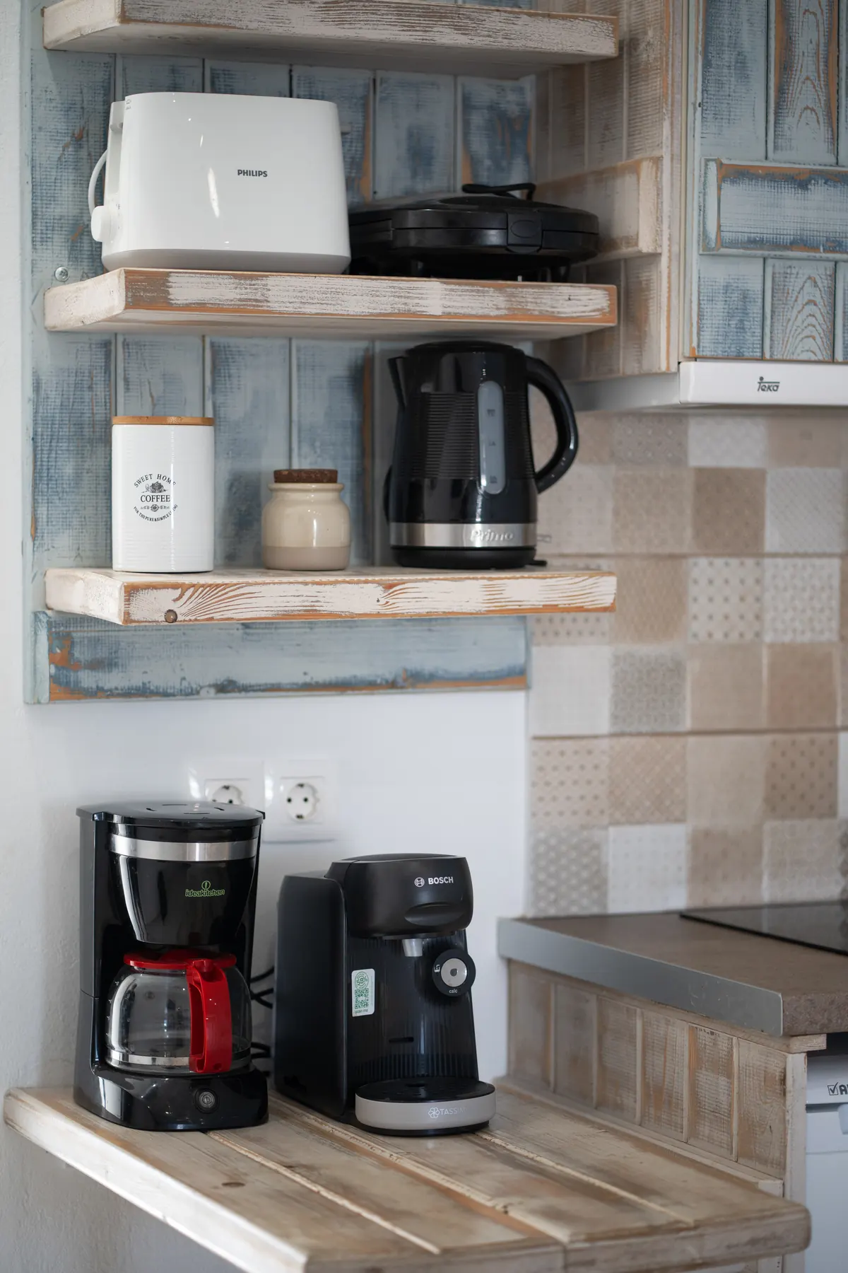 Voll ausgestattete Küche eines Studios mit Wasserkocher und Kaffeemaschine, Bella Vista Design Studios, Batsi