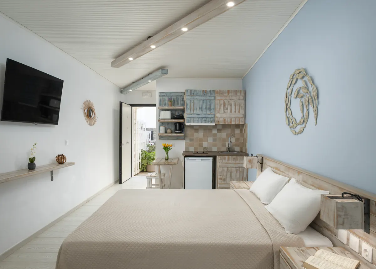 Studio με διπλό κρεβάτι και την κουζίνα στο βάθος, Bella Vista Design Studios, Μπατσί Άνδρου
