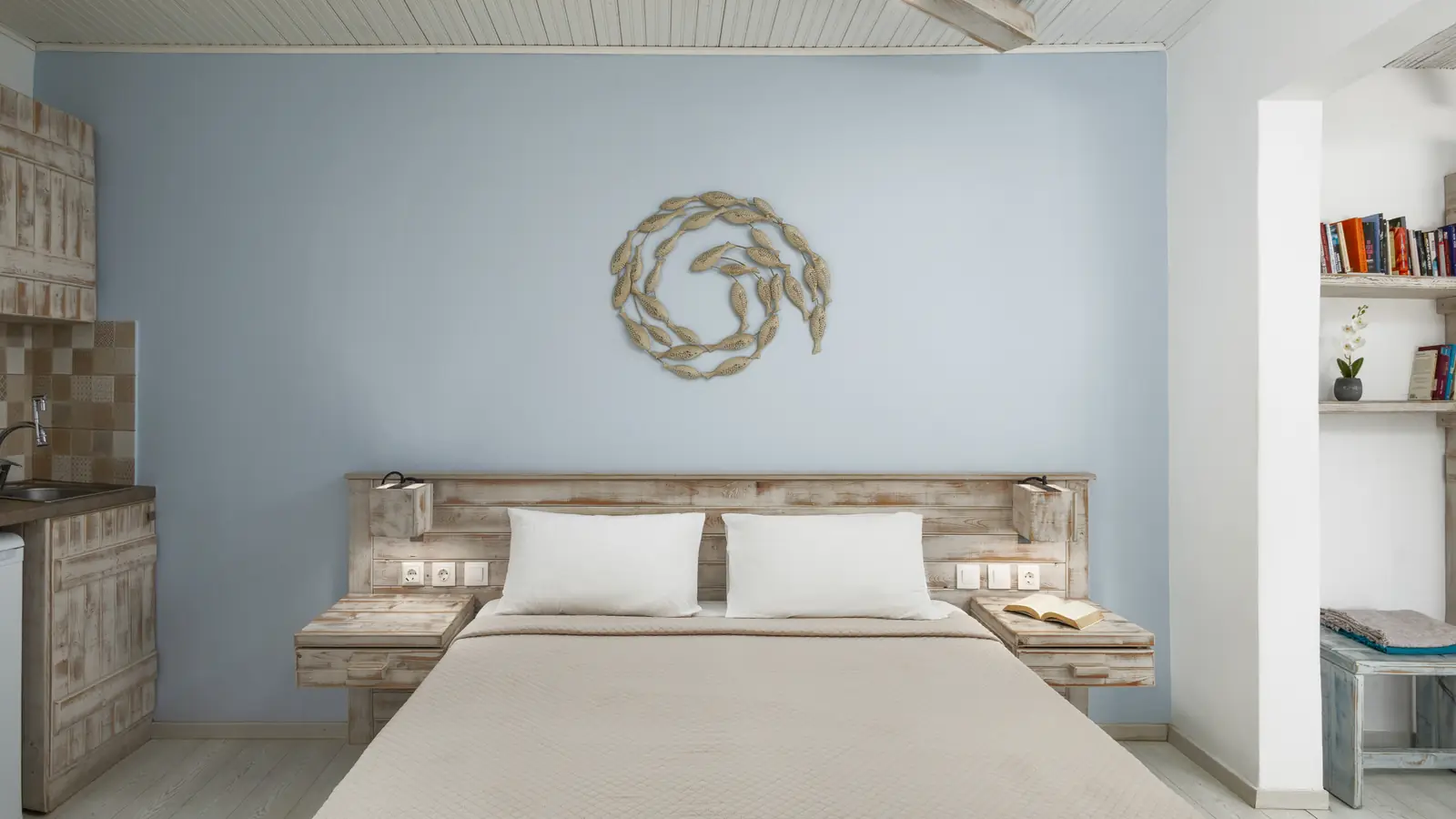 Schlafzimmer eines Studios mit Doppelbett, Bella Vista Design Studios, Batsi, Andros