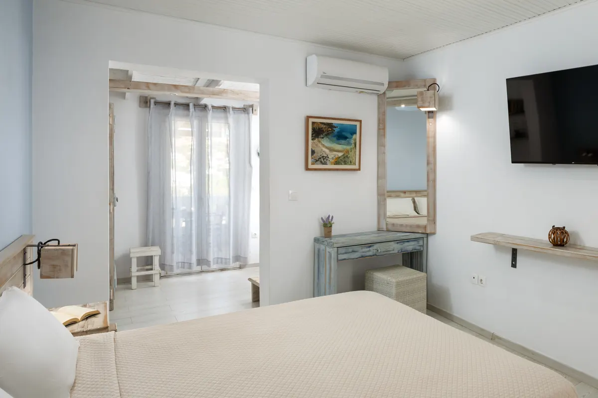 Schlafzimmer eines Studios mit Klimaanlage über der Tür und doppelt verglastem Fenster, Bella Vista Design Studios, Batsi