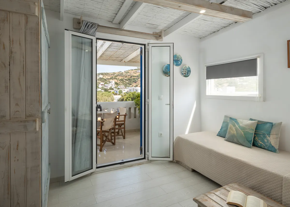 Wohnzimmer eines Studios mit Schlafsofa und offener Balkontür zur Terrasse, Bella Vista Design Studios, Batsi, Andros